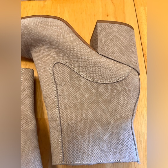 Lucky Brand Skin Textured Embossed Skin Gray Ankle Booties leather upper 8.5 - Picture 2 of 14
